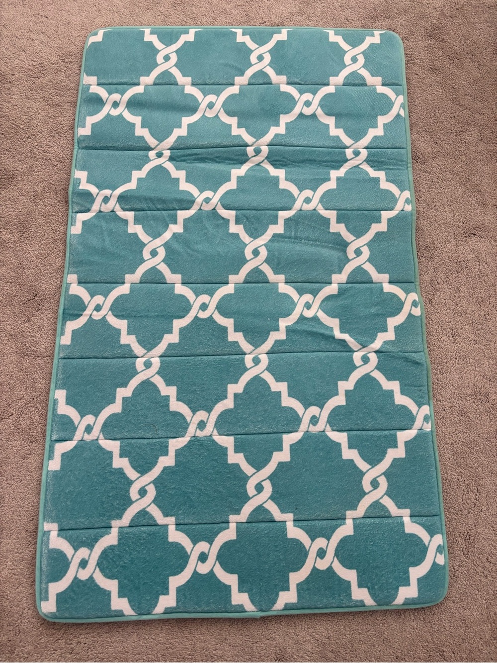 Madison Park Teal and White Trellis Memory Foam Bath Mat